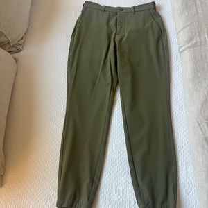 Mizzen+Main Helmsman Jogger in Olive